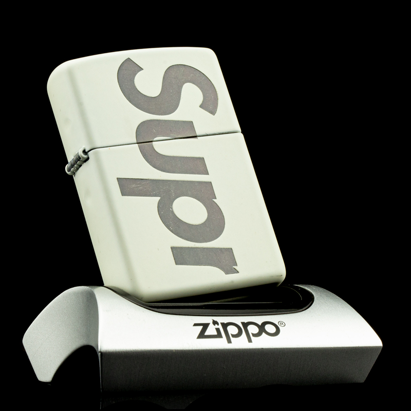 bat-lua-zippo-supreme-ss20-glow-in-the-dark--phat-sang-trong-dem