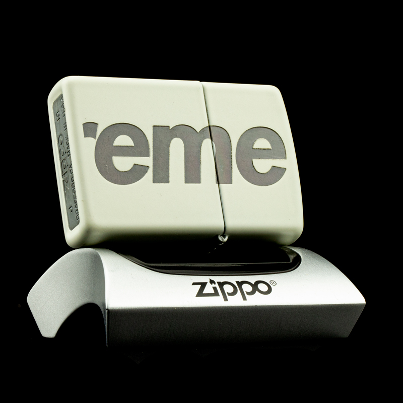 bat-lua-zippo-supreme-ss20-glow-in-the-dark--phat-sang-trong-dem-hang-hieu