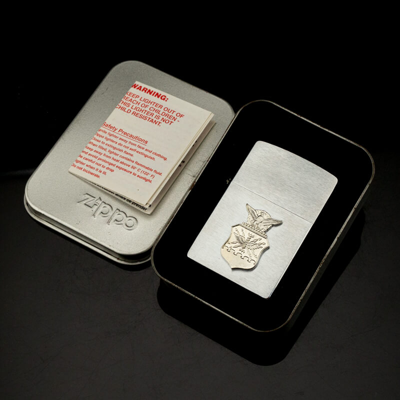 ong-quet-zippo-u-s-air-force-emblem-XVI-2000-op-huy-hieu-khong-quan-hoa-ky