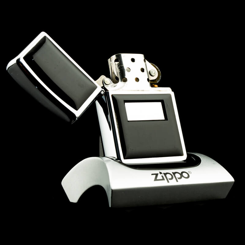 hot-quet-zippo-ultralite-VII-1991-op-mica-den