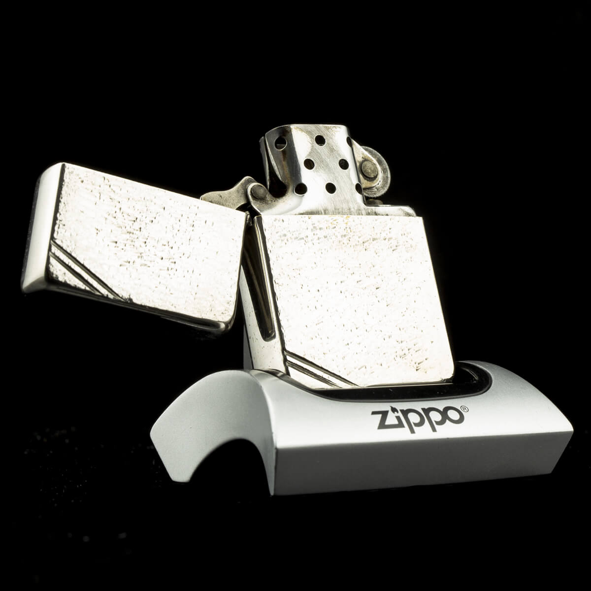 hot-quet-zippo-used-vintage-1937-hammered-1985-i-bua-go-da-qua-su-dung