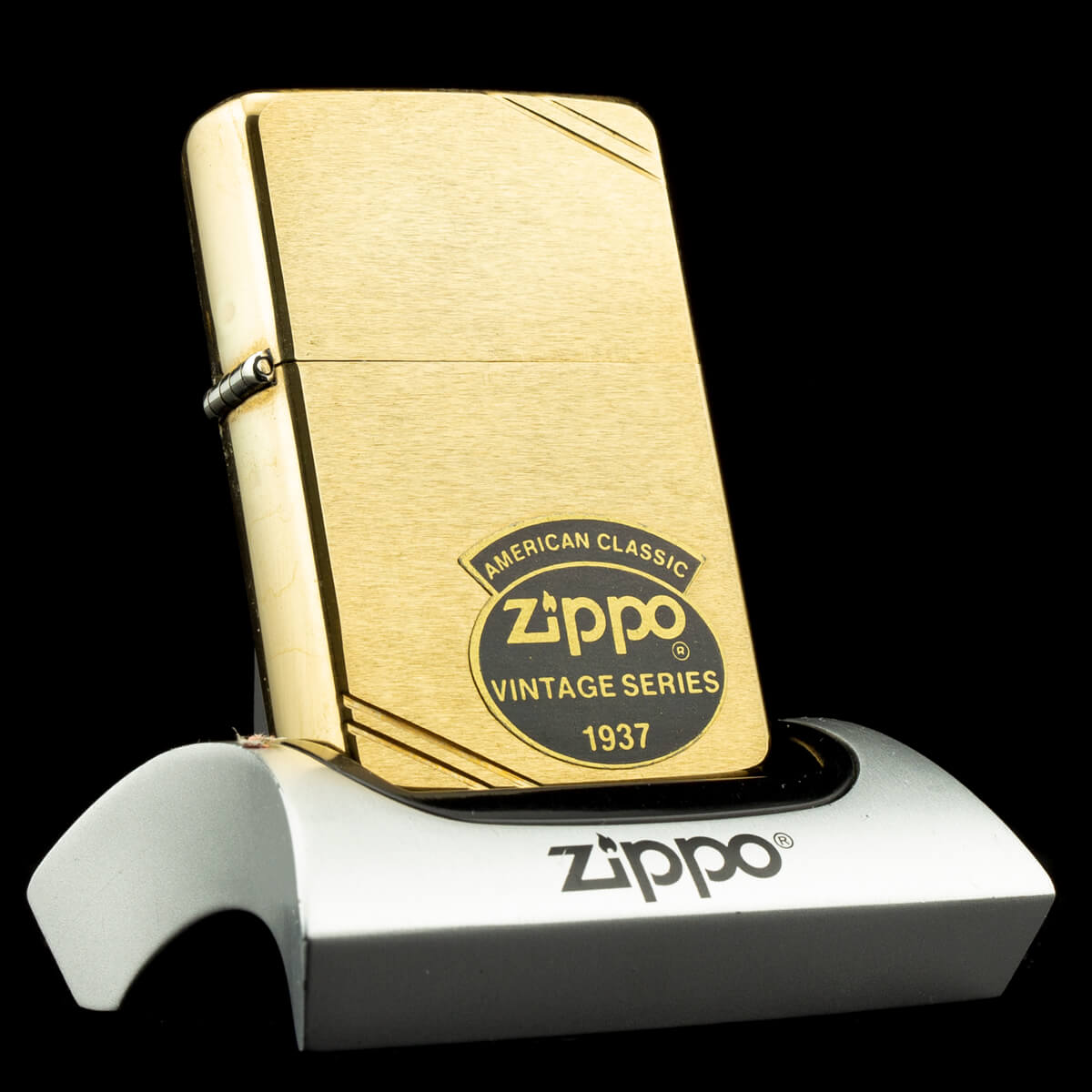 bat-lua-zippo-vintage-1937-brushed-brass-1985-i-mot-la-ma-dong-khoi-sieu-hiem