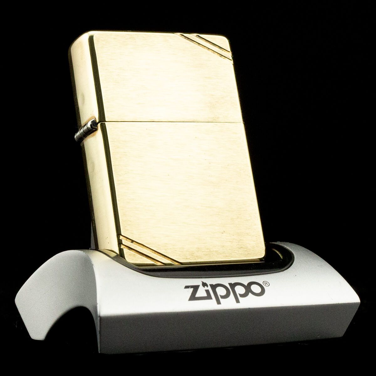 bat-lua-zippo-vintage-1937-brushed-brass-1997-xiii-chat-goc-nham-dong-khoi