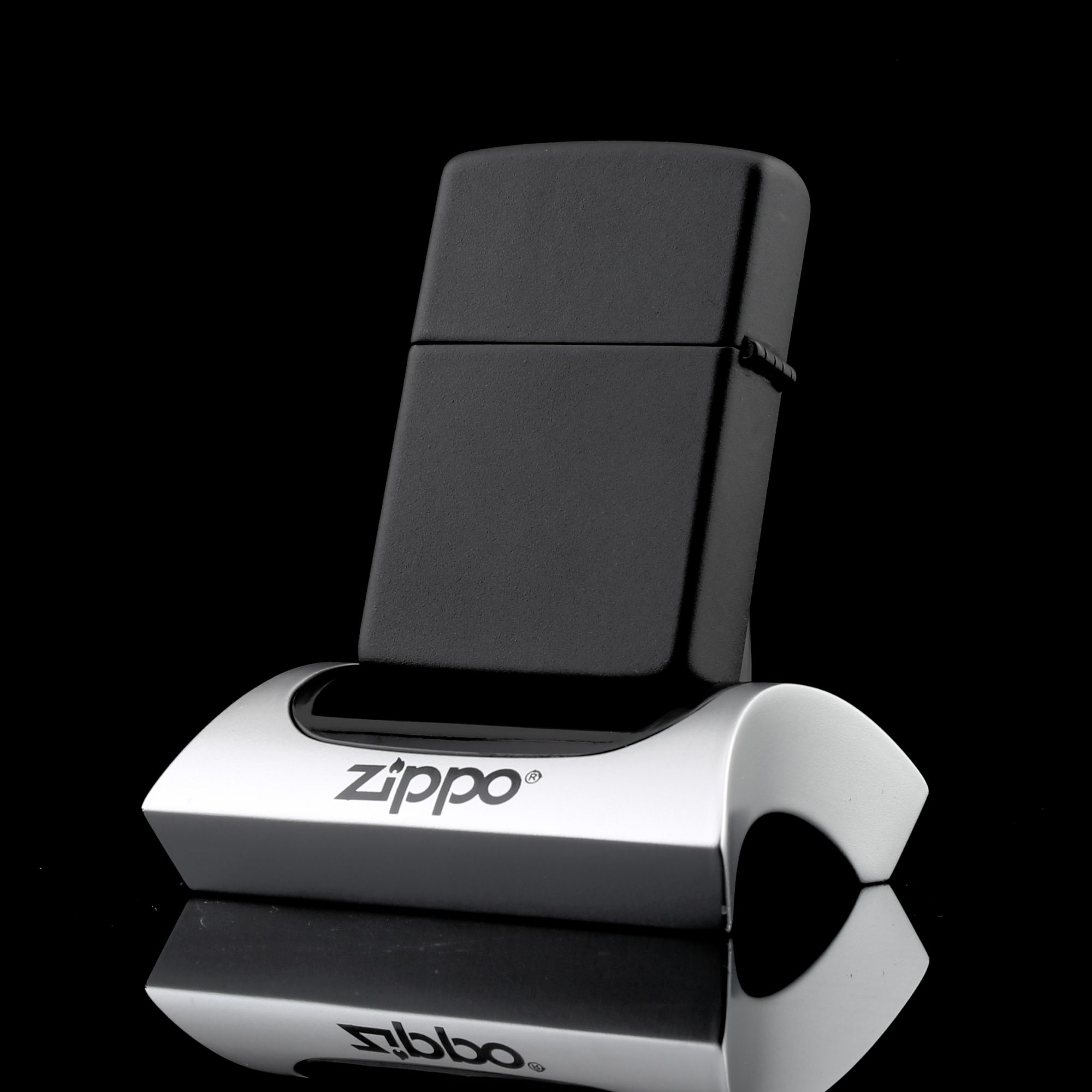 Zippo-LOGO-RED-LINE-MATTE-1988-do-de-son-tinh-dien-zippo-la-ma-co-dien-gioi-tre