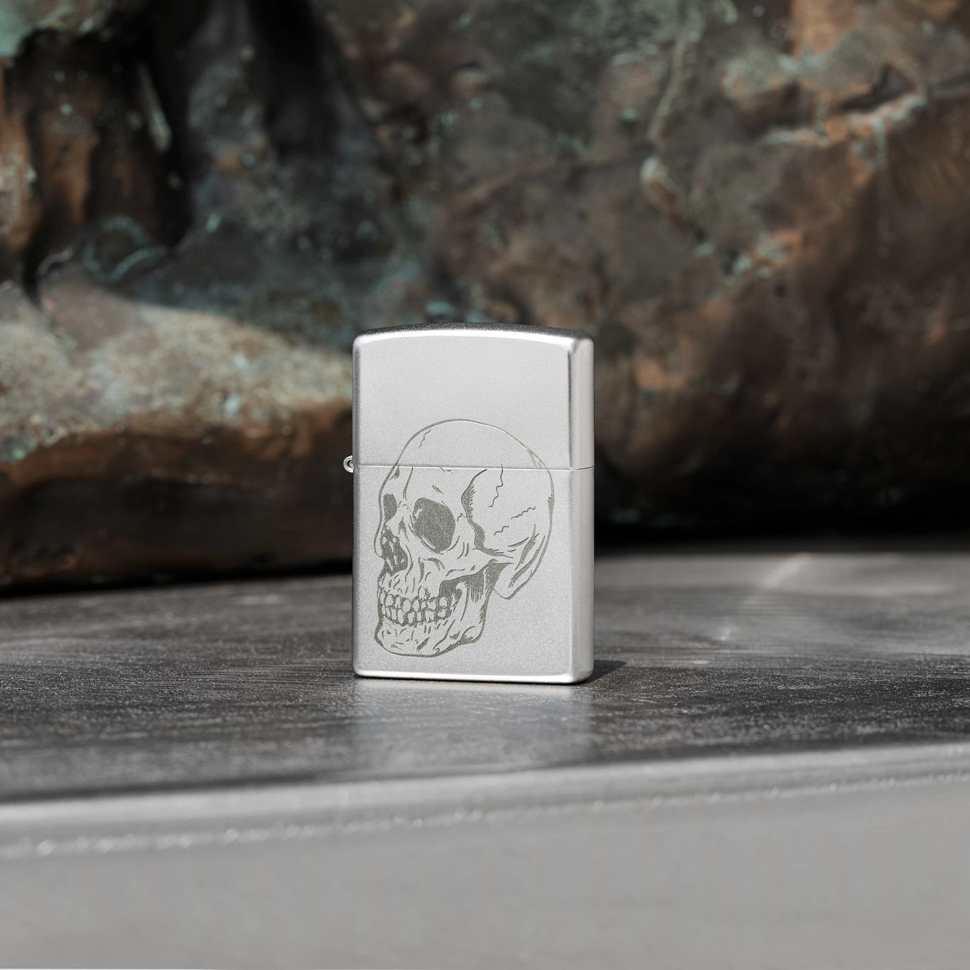 bat-lua-zippo-khac-an-mon-axit-hinh-than-chet