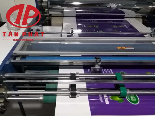 Công đoạn cán màng (cán bóng) trong quy trình sản xuất in ấn