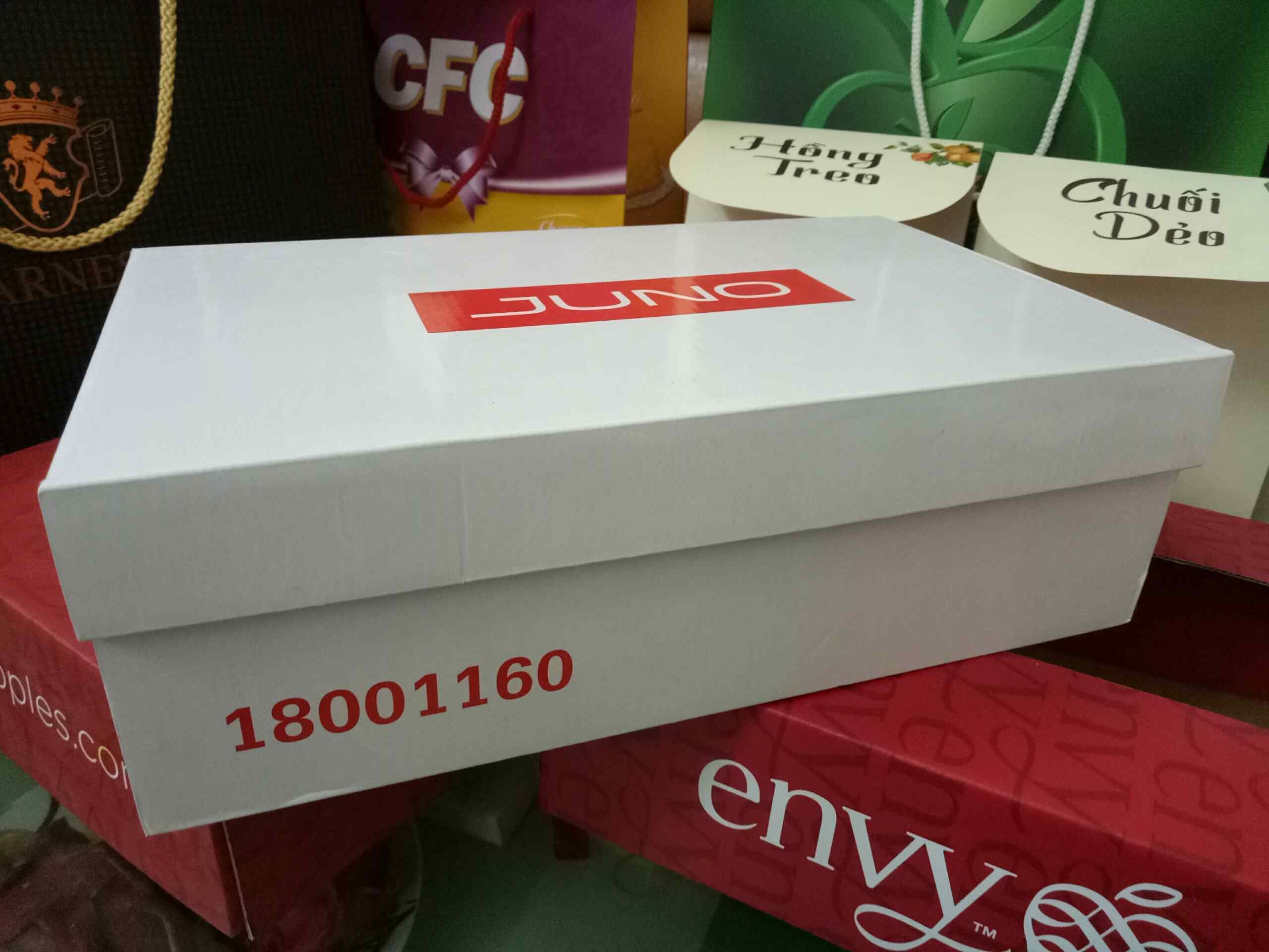 Hộp giấy đựng giày bồi giấy couche ngoài