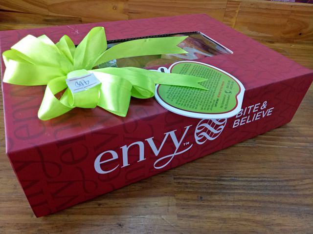 Hộp giấy carton đựng táo envy
