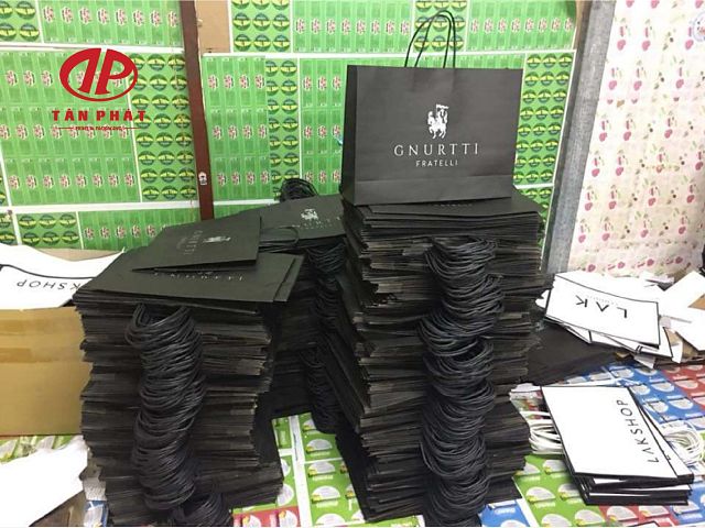 Túi giấy kraft đen đựng quần áo cho shop thời trang