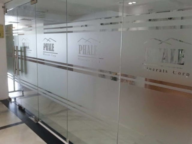 Decal mờ được sử dụng nhiều tại văn phòng, công ty