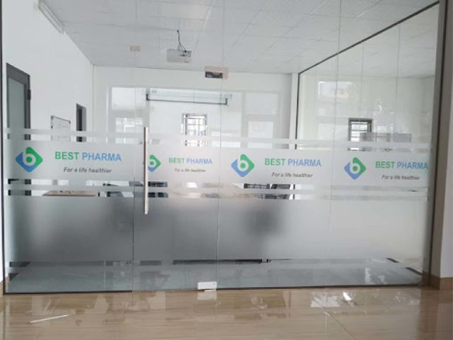 Decal mờ in logo trang trí văn phòng