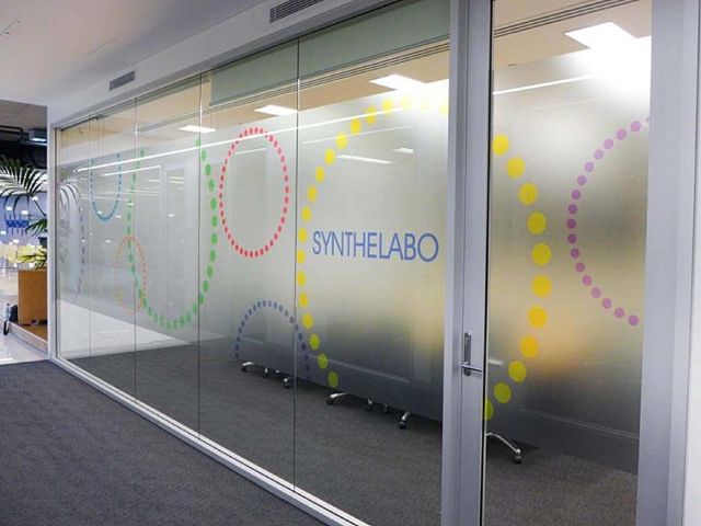 Decal mờ dán kinh trang trí văn phòng