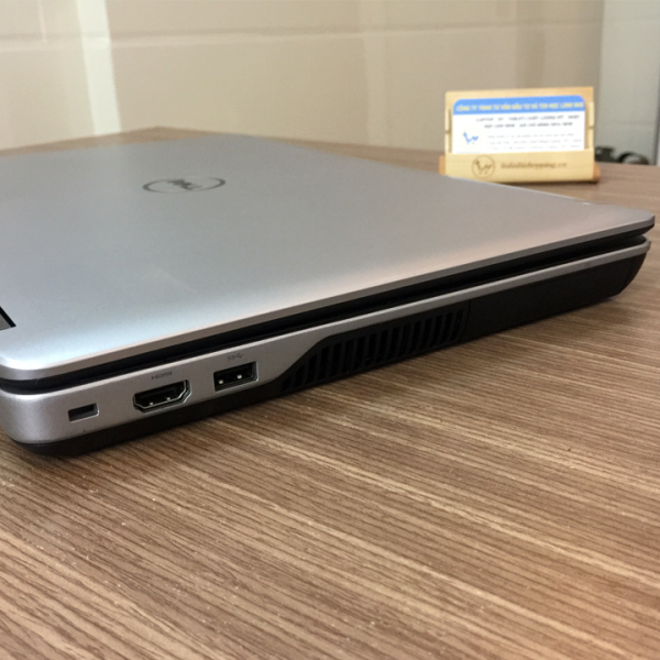 cổng kết nối dọc theo bên trái của e6540