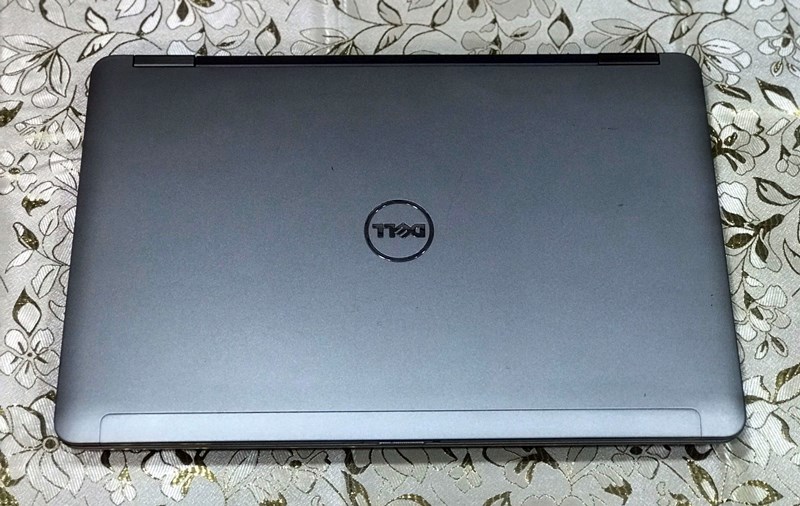 Dell m2800 cũ