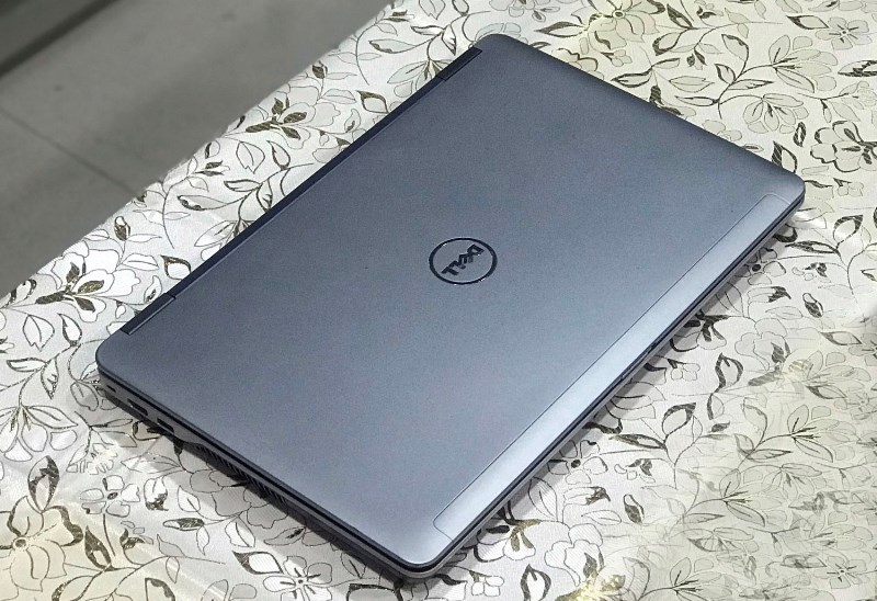 Dell m2800 cũ