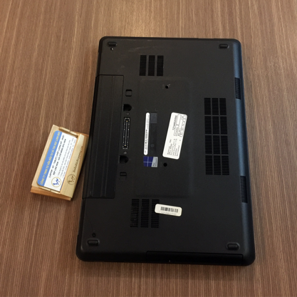 Cổng docking ở phía mặt đáy của Dell e5540