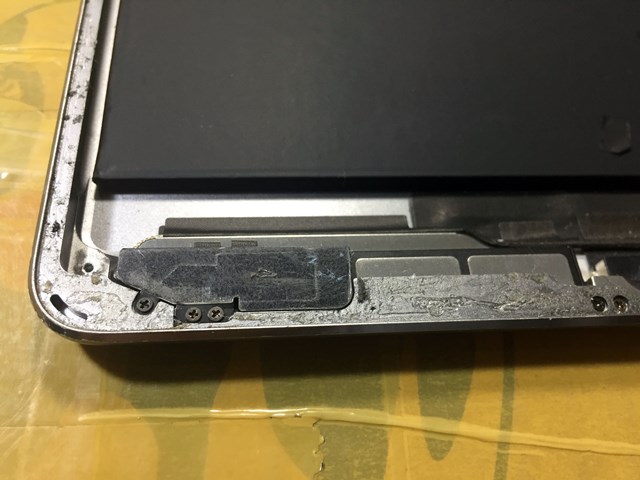 lau sạch lớp keo cũ trên mặt kính ipad air