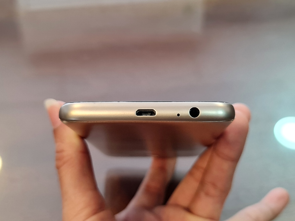 samsung j600 zin cũ giá rẻ tại shop Nguyên Linh