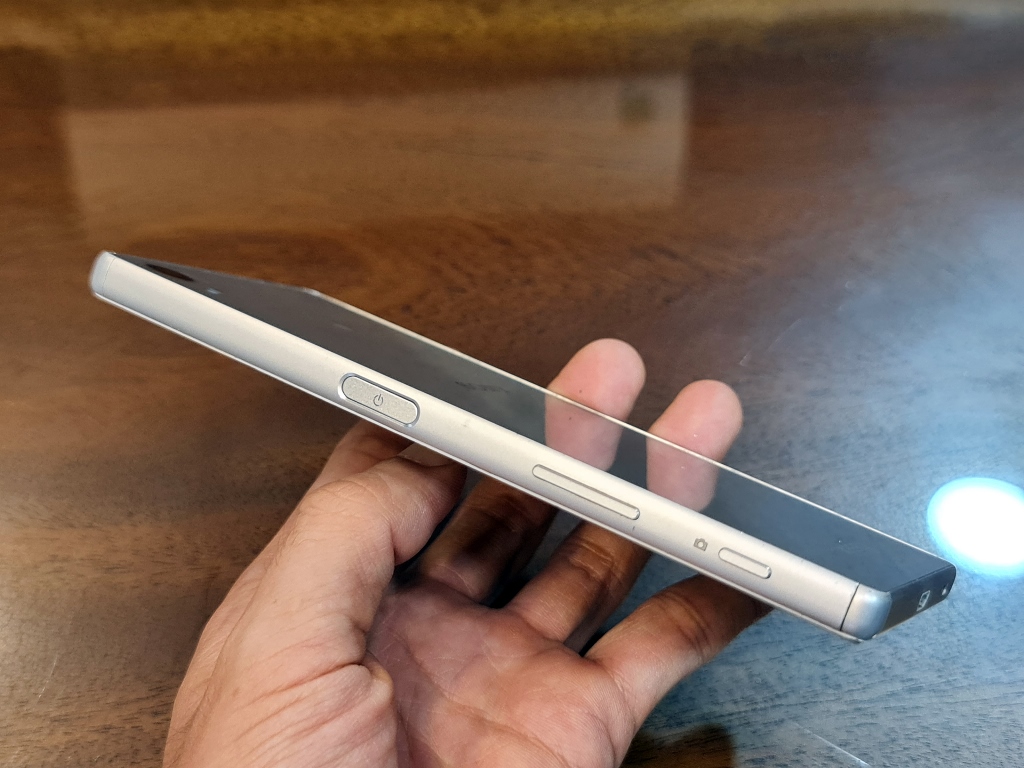 Sony Z5 docomo zin cũ giá rẻ được bán tại shop Nguyên Linh