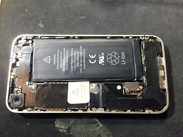 mở socket pin trước khi sửa nút nguồn iphone 4