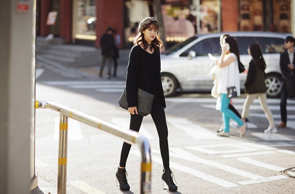 Phối ankle boots với quần cho phong cách cực chất.