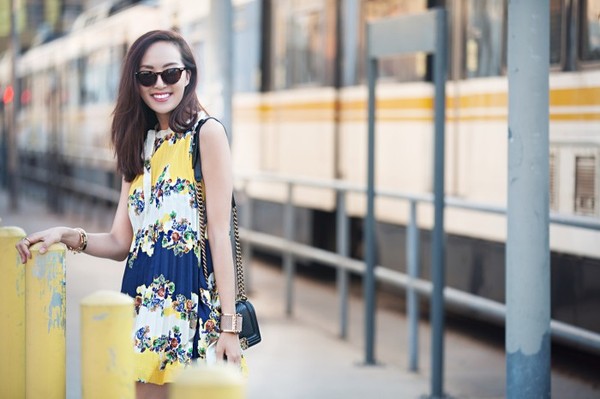 Tiết trời cuối hè diện váy họa tiết hoa màu sắc