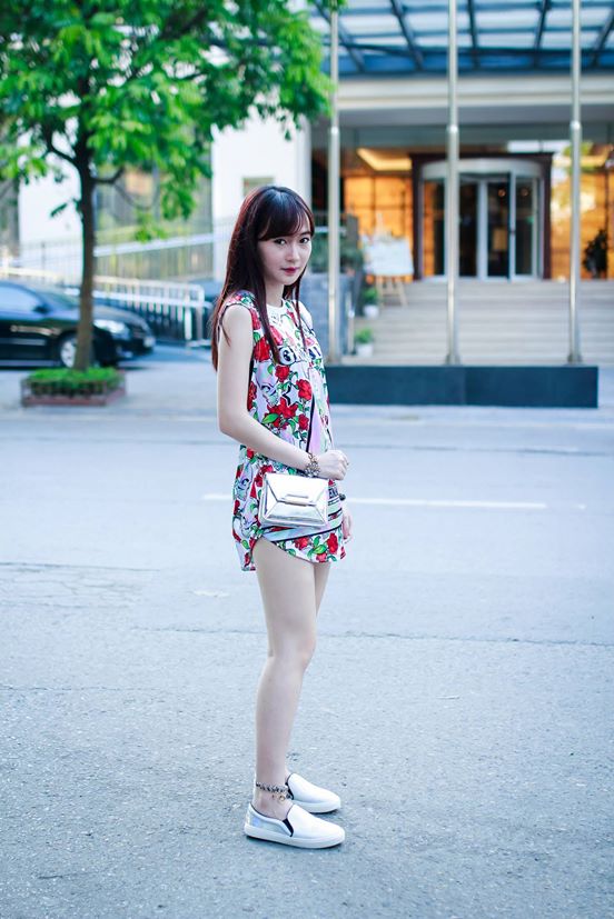 Mặc váy xòe với giầy thể thao không khó