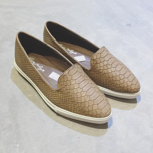 Giày slip-on – đôi giày lười thể thao dễ kết hợp của các nàng thời trang