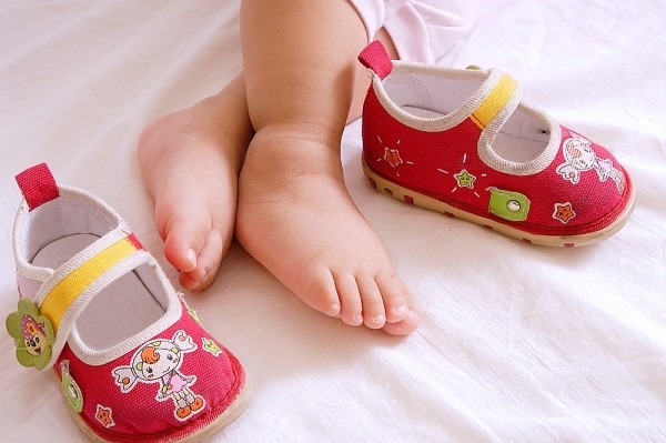Sai lầm tai hại của mẹ khi mua giày cho con cần loại bỏ