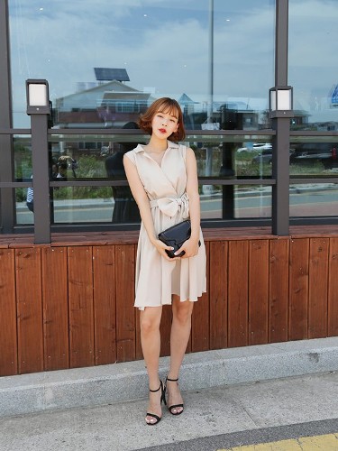 Diện trang phục cùng giày sandal hai mảnh mát mẻ đến công sở khi hè sang