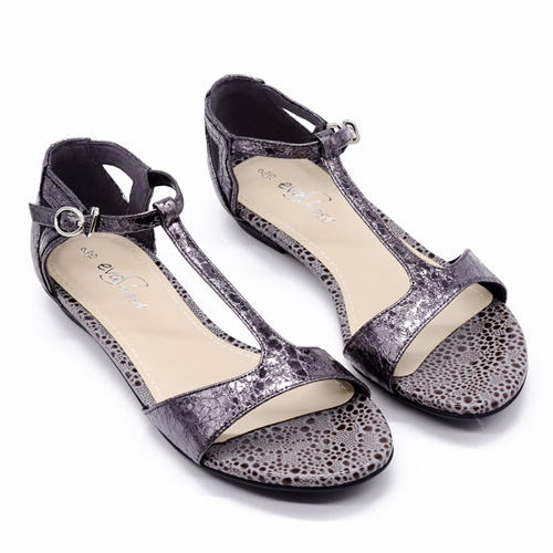 4 mẫu giày sandal đang được bạn gái săn đón trong hè này