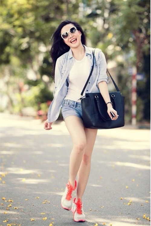 Cách phối trang phục với giày thể thao nhiều màu sắc