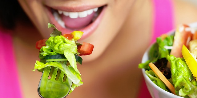 Nên thái nhỏ thức ăn và nhai thật kỹ khi bị đau dạ dày