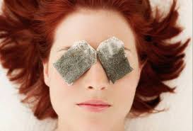 Đắp túi trà giảm thâm, bọng mắt