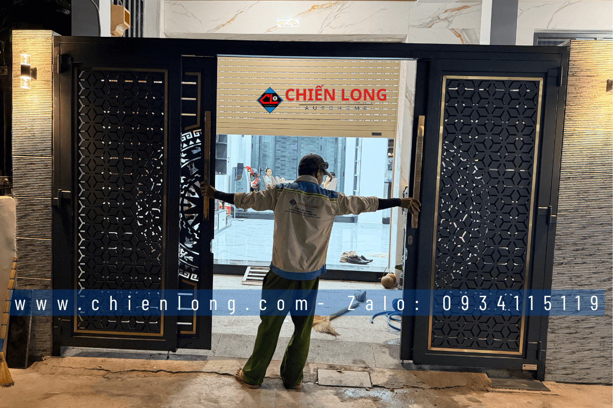 Cổng cửa CNC trống đồng hoa tuyết mặt tiền nhà phố Bình Thạnh TP.HCM