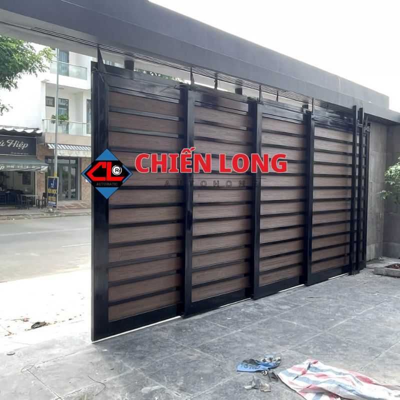 Cổng lùa xếp hiện đại kết hợp với gỗ mang tính thẩm mỹ cao