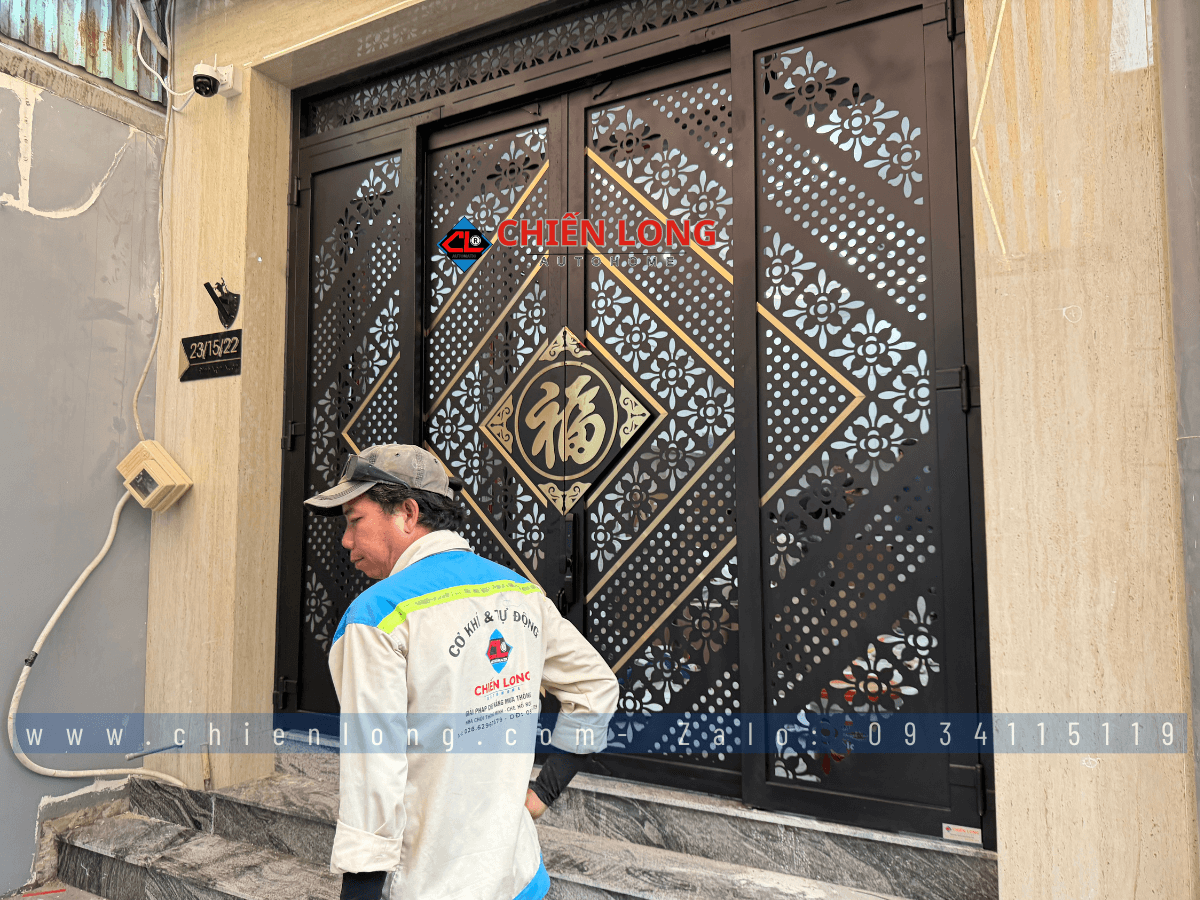 Cổng sắt chữ Phúc phong thủy đẹp