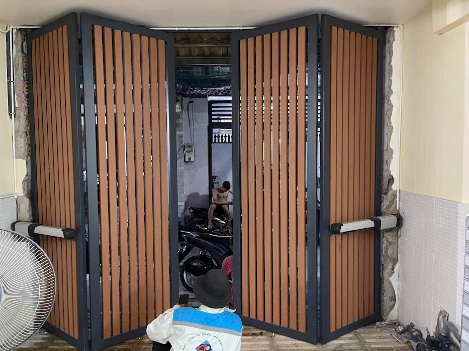 Cổng sắt 4 cánh sơn tĩnh điện phối nhựa giả gỗ, chống gỉ sét bền màu