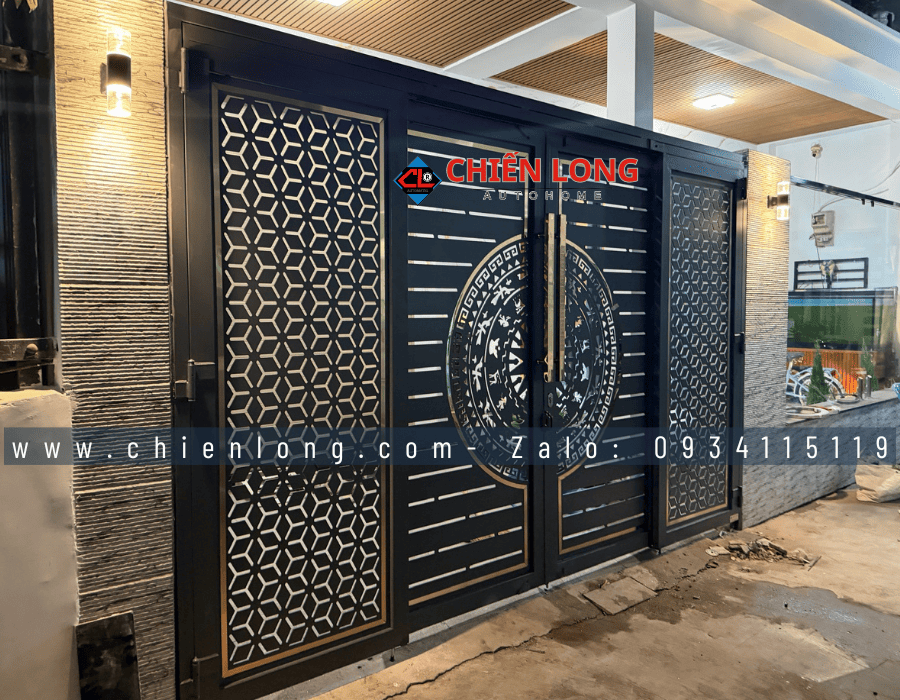 Cổng sắt CNC 4 cánh hoa văn tổ ong hiện đại, phá cách và cá tính