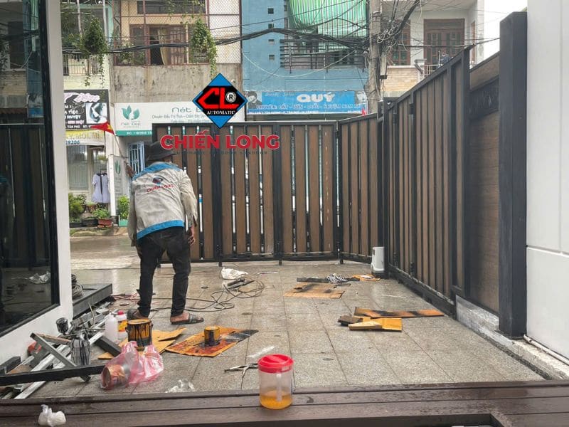 Thi công lắp đặt cổng sắt lùa cong chất lượng tại Chiến Long