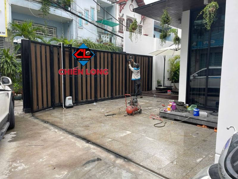 Quy trình thi công cổng sắt lùa cong tự động tại Chiến Long