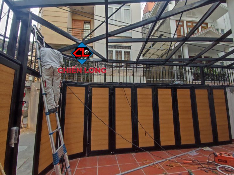 Cổng sắt lùa hiện đại trở thành điểm nhấn ấn tượng cho ngôi nhà