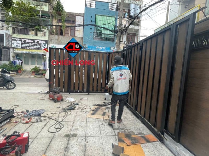 Đội ngũ thợ thi công lắp đặt cổng sắt lùa cong tự động