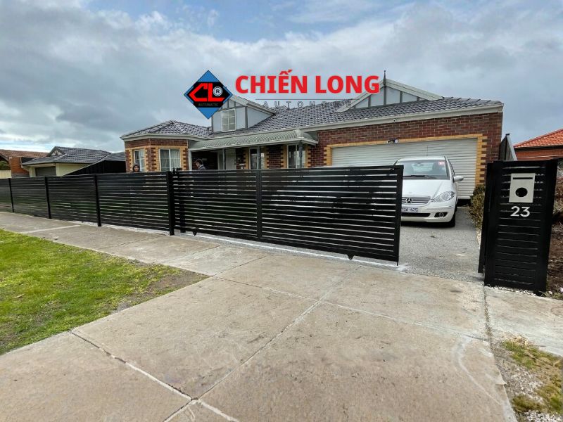 Sử dụng hệ thống hiện đại giúp cổng di chuyển nhẹ nhàng, không gây tiếng kêu khó chịu