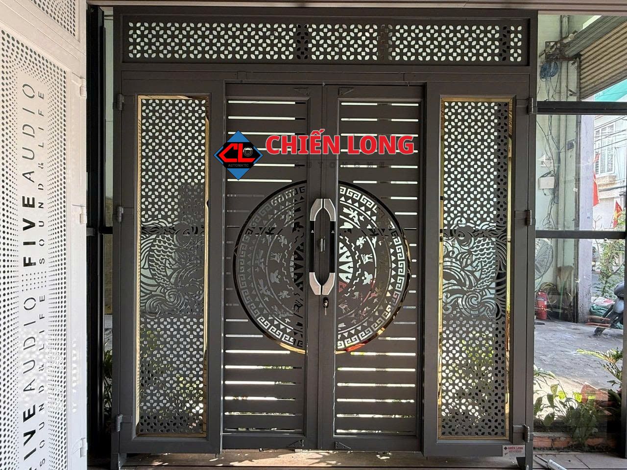 Bộ cửa trượt quay hiện đại làm tôn lên sự sang trọng cho không gian tổng thể cho căn nhà