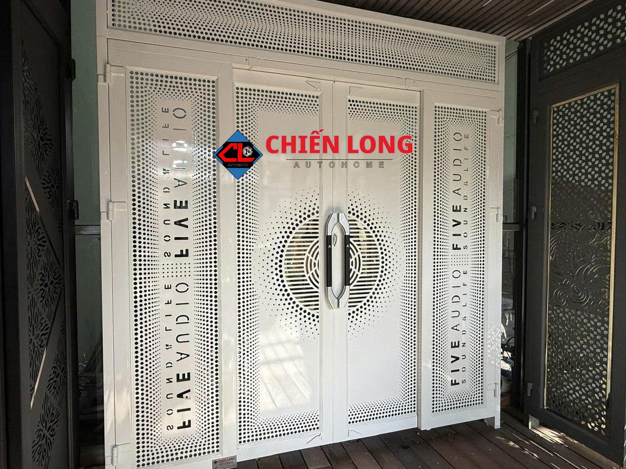 Cửa trượt quay 4 cánh CNC hoa văn sắc nét