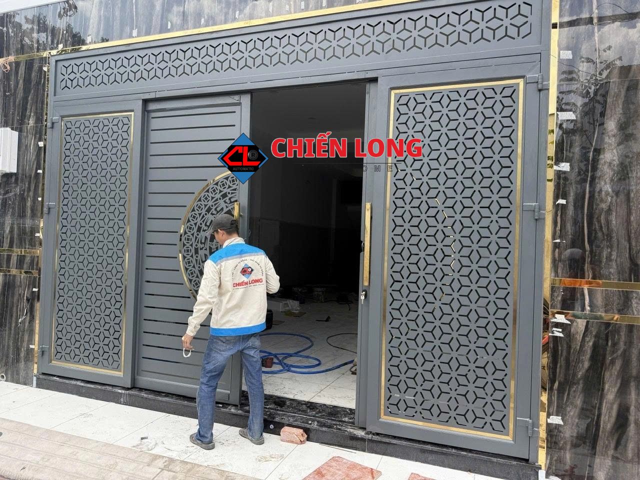 Nhân sự Chiến Long đang kiểm tra trước khi bàn giao cho chủ nhà