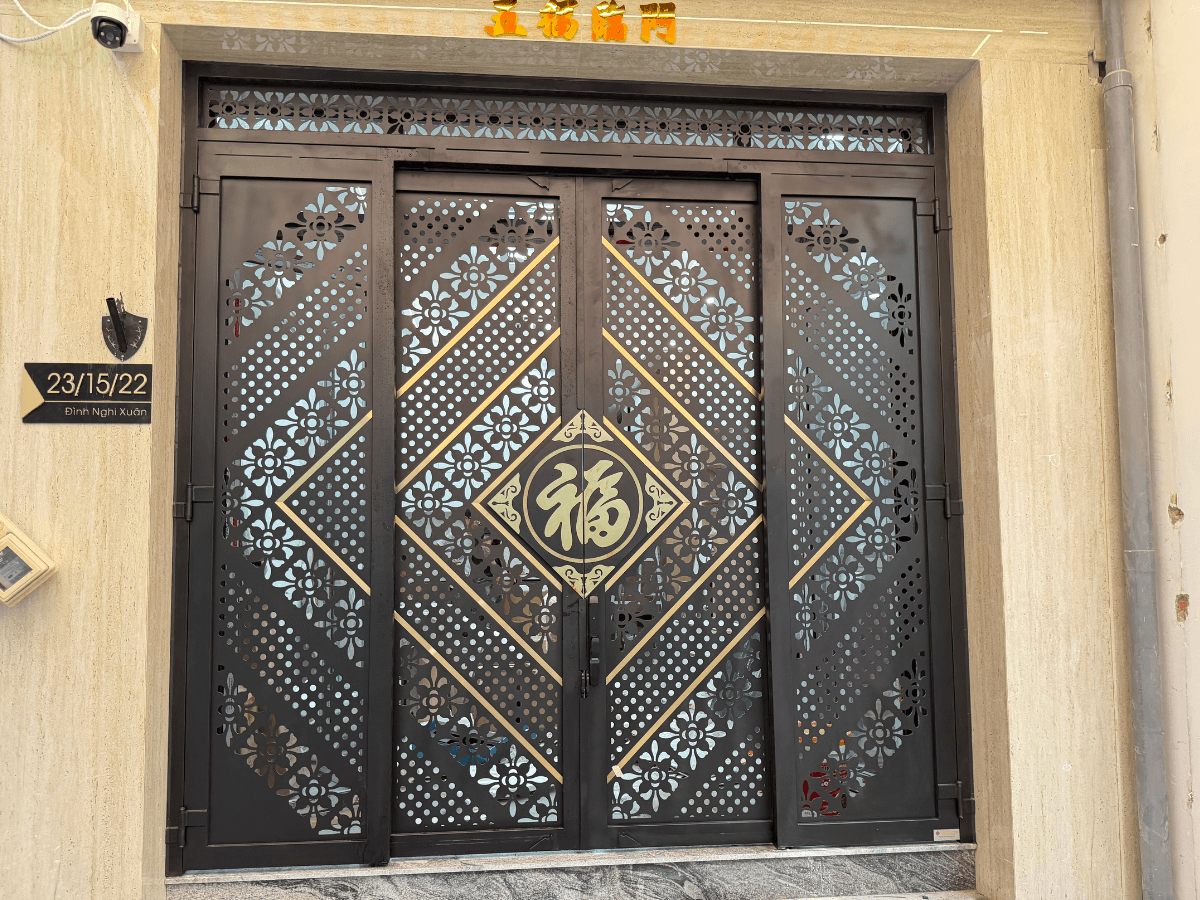 Cửa trượt quay chữ Phúc hoa mai stylized 2.920x2.930m tại Bình Tân TP.HCM