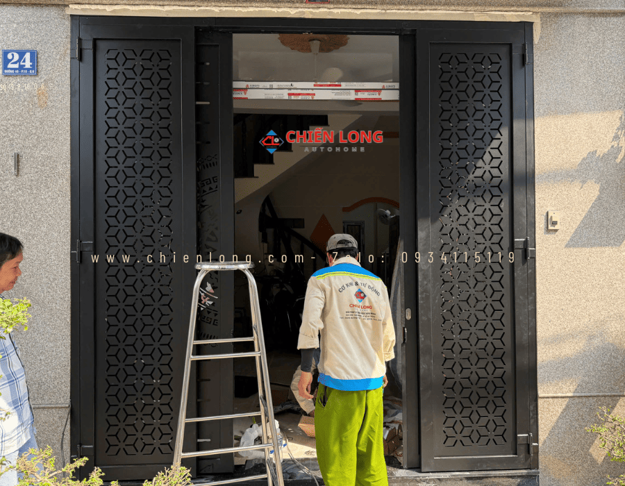 Hoa văn trống đồng CNC sắc nét trên cửa trượt quay CNC sắt cao cấp