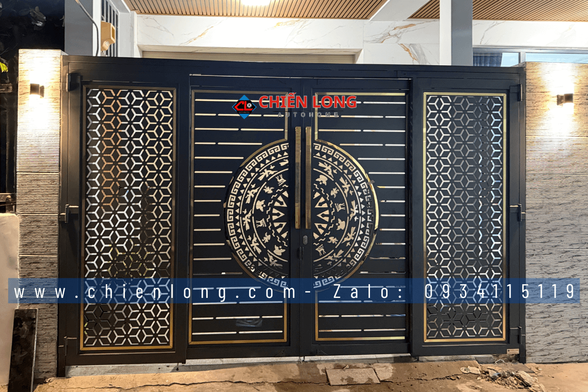 Cửa trượt quay CNC trống đồng hoa tuyết kích thước 3,65m x 2,582m tại Bình Thạnh HCM – Chiến Long Autohome